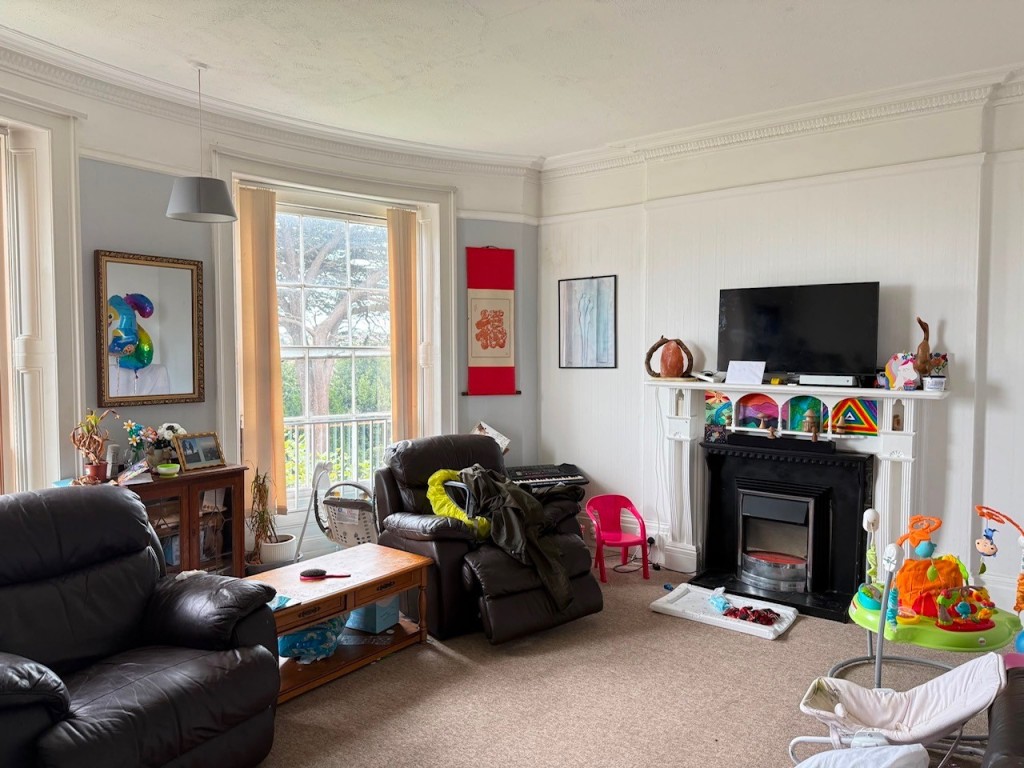 Lot: 133 - FREEHOLD BUILDING ARRANGED AS THREE FLATS PLUS BASEMENT - Living room with fireplace